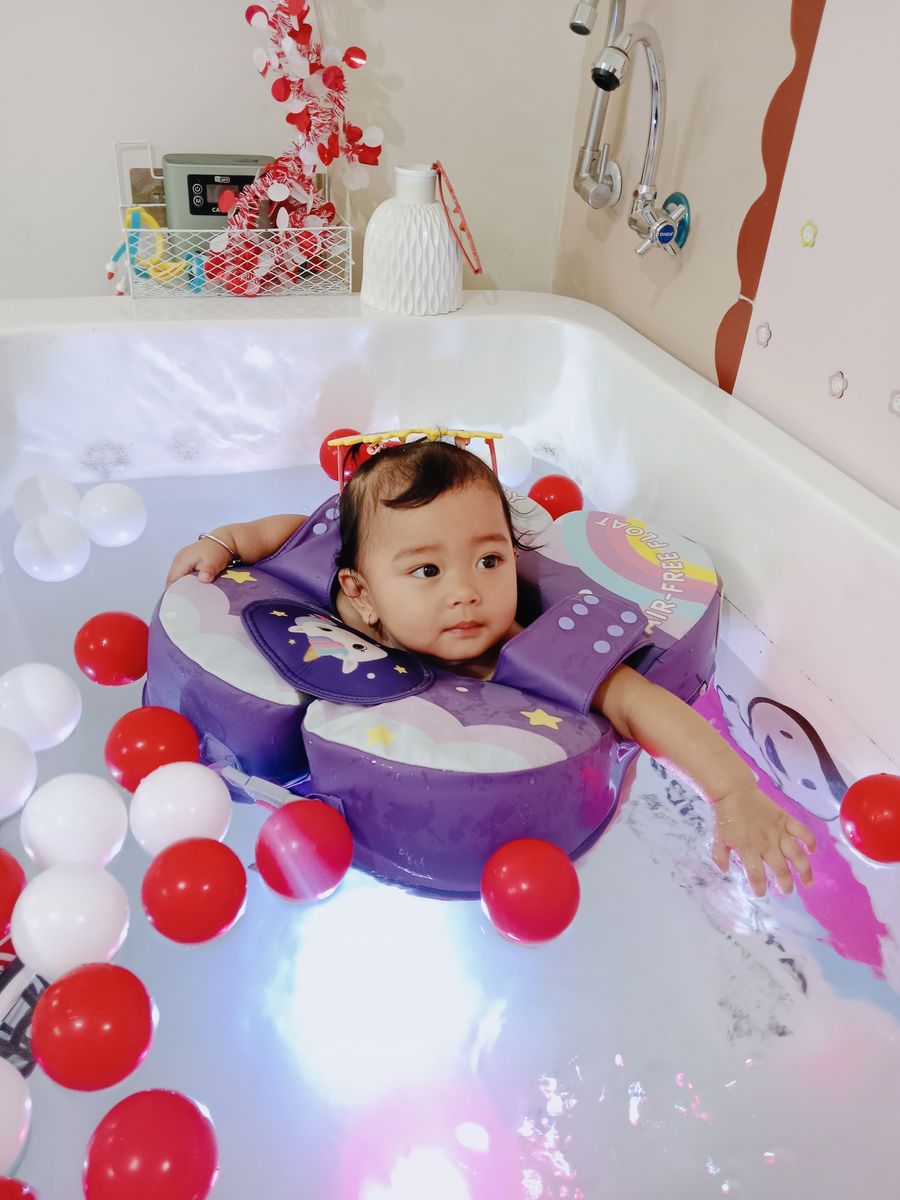 Baby swim dengan pelampung