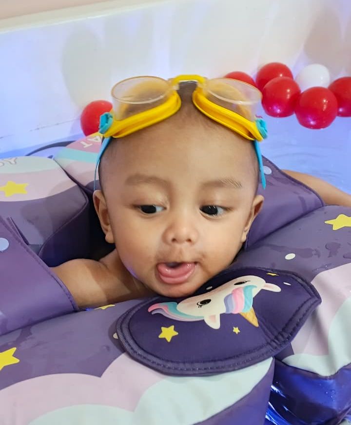 Baby swim dengan kacamata renang